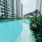 芭提雅市中心无边泳池公寓the Base Pattaya
