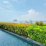 芭提雅市中心无边泳池公寓the Base *