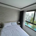 Retreat Deluxe: Poolview 2 Bed - Arcadia Beach Resort