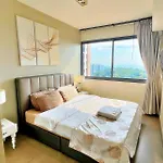 Seaside Haven: 2-Bedroom Ocean View Retreat