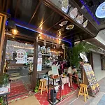 Hostel Happiness Community Wake & Bake - Rooftop Bar & Bistro Pattaya