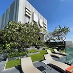 小红书网红超大无边泳池edge豪华公寓 市中心 海滩300米