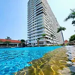 View Talay 5 - Beachfront Ocean View - High Floor & Huge Pool อพาร์ทเม้น