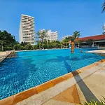 View Talay 5 - Beachfront Ocean View - High Floor & Huge Pool อพาร์ทเม้น