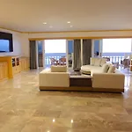 Spacious Seaview 3Br Apartment:Direct Beach Access