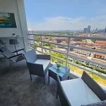 View Talay 5 - Beachfront Ocean View - High Floor & Huge Pool อพาร์ทเม้น