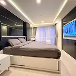 Grand Avenue Apartment