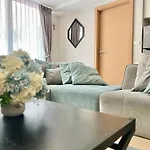 The Aurora Praatumnak - Luxury Two Bedroom Apartment Near The Sea