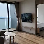 The Andromeda Seaview อพาร์ทเม้น *