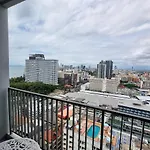 The Base Center Of Rooftop Swimming Pool อพาร์ทเม้น Pattaya