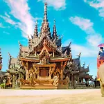 Central Pattaya Condo Best Pool & Great Location