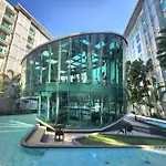 Modern Apartment In Downtown