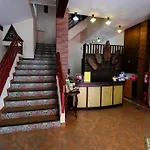 โรงแรม Red Balcony