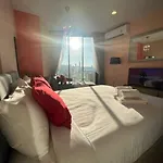 อพาร์ทเม้น Downtown Chic Rooftop Pool #es20712 *