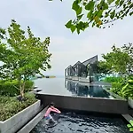 Downtown Chic Rooftop Pool #en33918 อพาร์ทเม้น