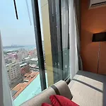 อพาร์ทเม้น Downtown Chic Rooftop Pool #es32518
