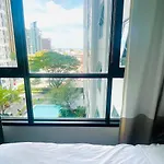 อพาร์ทเม้น Downtown Lux Fun Rooftop Pool #tb7158