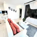 อพาร์ทเม้น Center With Two Bedroom & Two Bathroom Pattaya