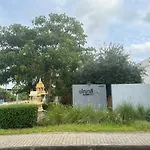 喧嚣都市绿荫花丛中的panalee别墅