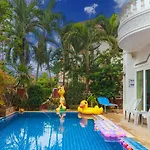 วิลล่า Ratana Near Walking Street And Beaches Pattaya