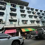 Oyo 75494 President Apartment