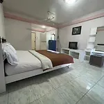 Guest house Oyo 75494 President