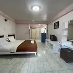 Guest house Oyo 75494 President
