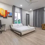 芭提雅21航站楼附近8卧9卫轻奢现代别墅带独立歌房 วิลล่า Pattaya