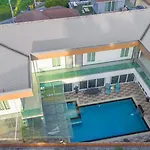 芭提雅21航站楼附近8卧9卫轻奢现代别墅带独立歌房 วิลล่า Pattaya