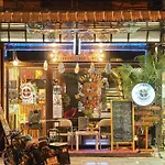 Hostel Happiness Community Wake & Bake - Rooftop Bar & Bistro *
