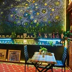 Happiness Community Wake & Bake - Rooftop Bar & Bistro Hostel *