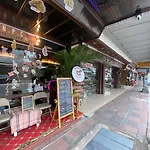Hostel Happiness Community Wake & Bake - Rooftop Bar & Bistro Pattaya