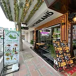 Hostel Happiness Community Wake & Bake - Rooftop Bar & Bistro *