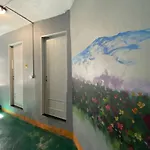 Hostel Happiness Community Wake & Bake - Rooftop Bar & Bistro