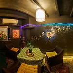 Hostel Happiness Community Wake & Bake - Rooftop Bar & Bistro *