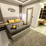 Super Luxury 3 Bedroom Private Pool With Jacuzzi, Near 711, 10 Minutes To Walking Street And - Mt6 * Pattaya