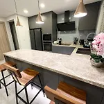 Super Luxury 3 Bedroom Private Pool With Jacuzzi, Near 711, 10 Minutes To Walking Street And - Mt6 Pattaya