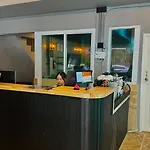 Hostel Friends Station Tukkom & Cafe Pattaya