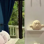 Smokers Resort *