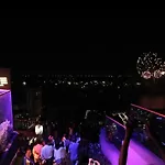 อพาร์ทเม้น With Roof Pool