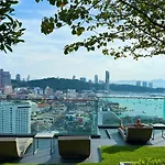 อพาร์ทเม้น With Roof Pool