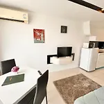 Lovely Studio In City Center Residence