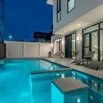 T M L-urban Modern Pool -4 Bedrooms & 5 Bathrooms - Private Ktv - Prime Location -family & Group *
