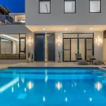 T M L-urban Modern Pool -4 Bedrooms & 5 Bathrooms - Private Ktv - Prime Location -family & Group * Pattaya