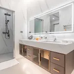 วิลล่า T M L-urban Modern Pool -4 Bedrooms & 5 Bathrooms - Private Ktv - Prime Location -family & Group