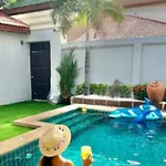 Bali Style Luxury Pool Near & Walking St! วิลล่า