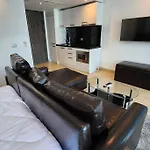 อพาร์ทเม้น Centara Avenue Pool View B72