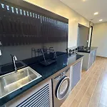Super Luxury 3 Bedroom Private Pool With Jacuzzi, Near 711, 10 Minutes To Walking Street And - Mt 7 Pattaya