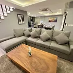 Super Luxury 3 Bedroom Private Pool With Jacuzzi, Near 711, 10 Minutes To Walking Street And - Mt 7 Pattaya