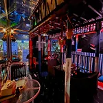 Happiness Community Wake & Bake - Rooftop Bar & Bistro Hostel